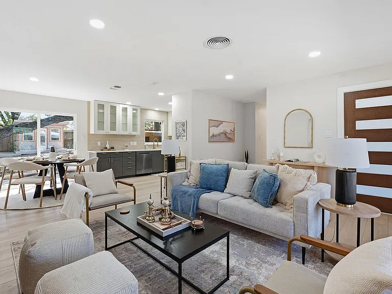 11805 Pollyanna Ave — Photo 3