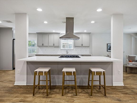 3rd image of 10143 Whiteside Ln