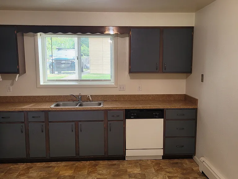 712 Avenue E — Photo 2