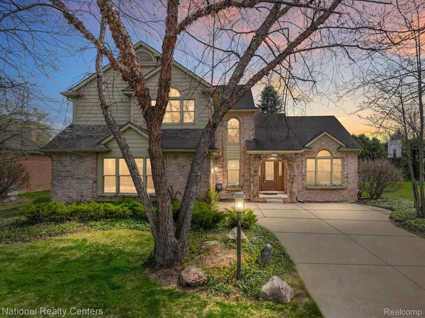 24762 Picara Dr, Novi, MI 48374