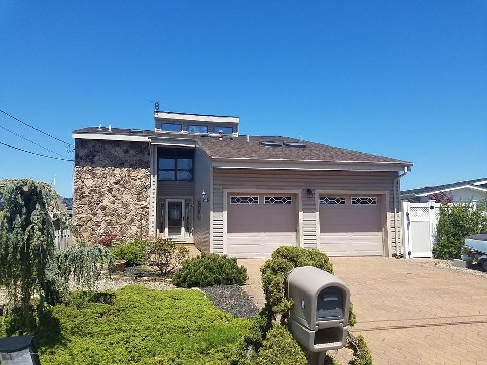 1st image of 8 Blue Heron Dr