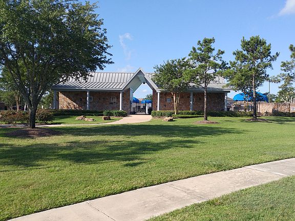Pool, splash pad, and 2 parks