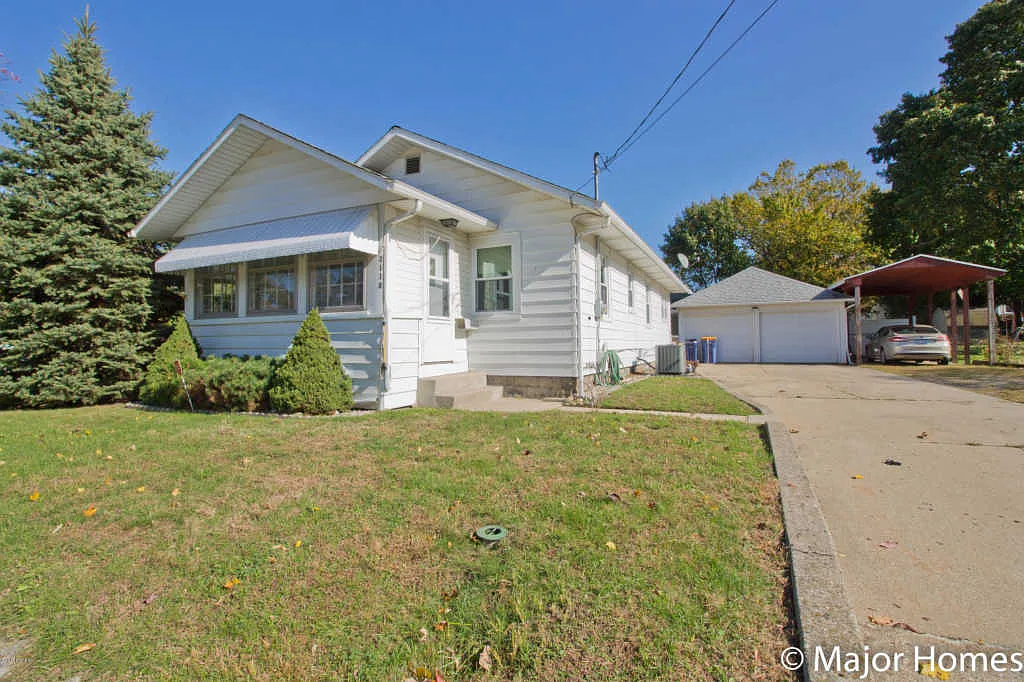 2118 Fuller Ave NE photo 1