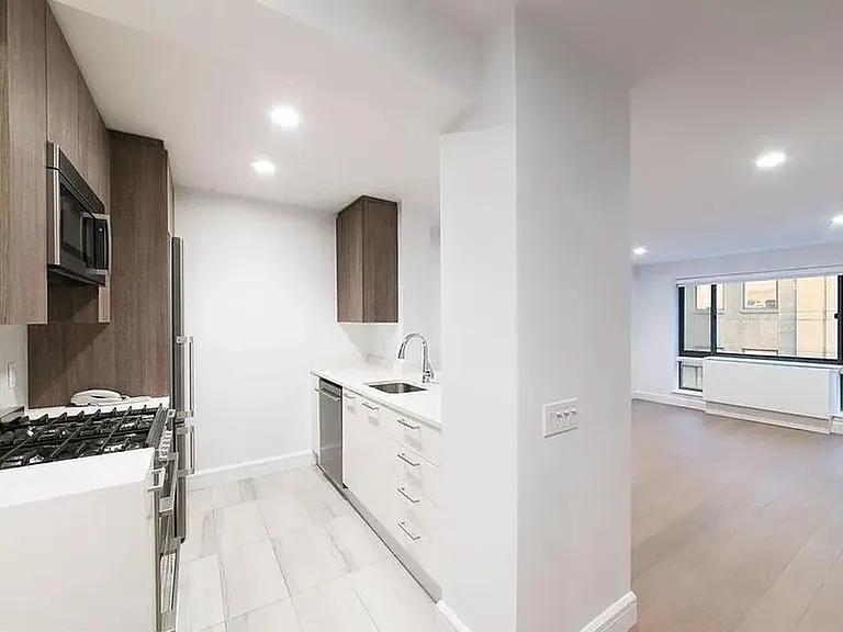 311 W 50th St #3E — Photo 1