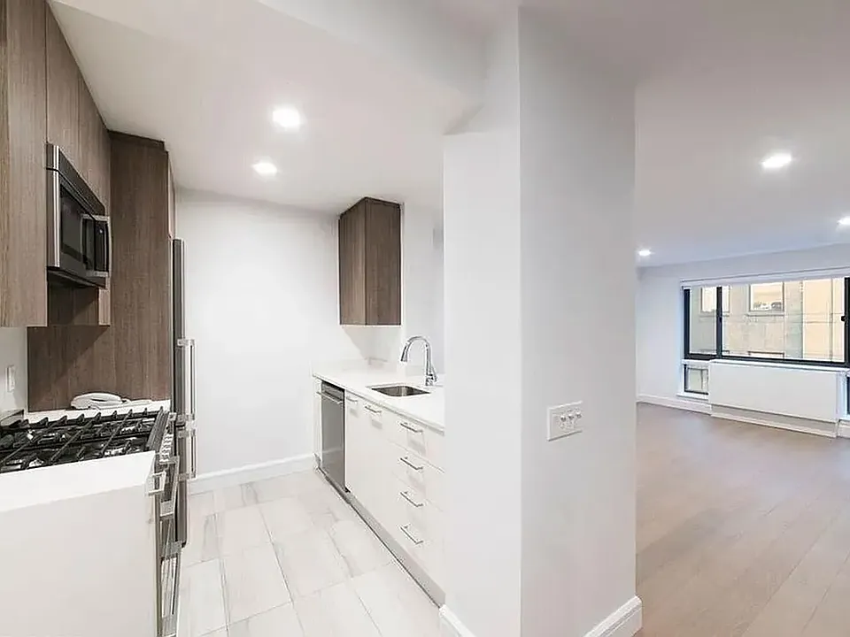 311 W 50th St #7E