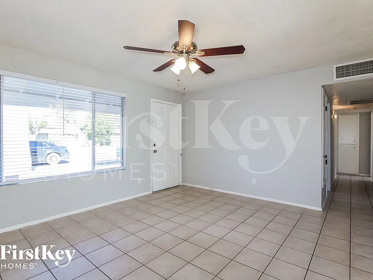 2041 W Windrose Dr — Photo 2