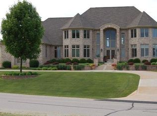 W295S5445 Holiday Oak Dr, Waukesha, WI