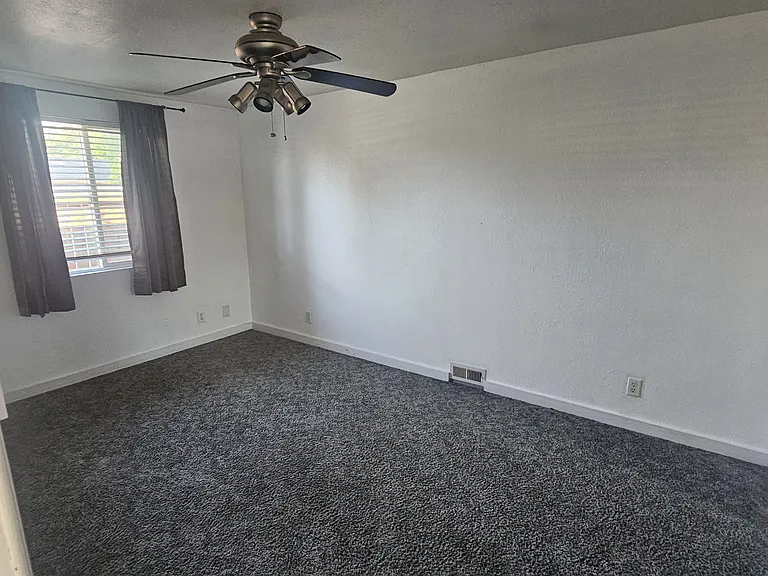 982 Kern Ct — Photo 4
