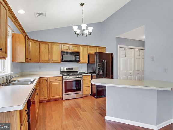 3rd image of 115 Bradford St
