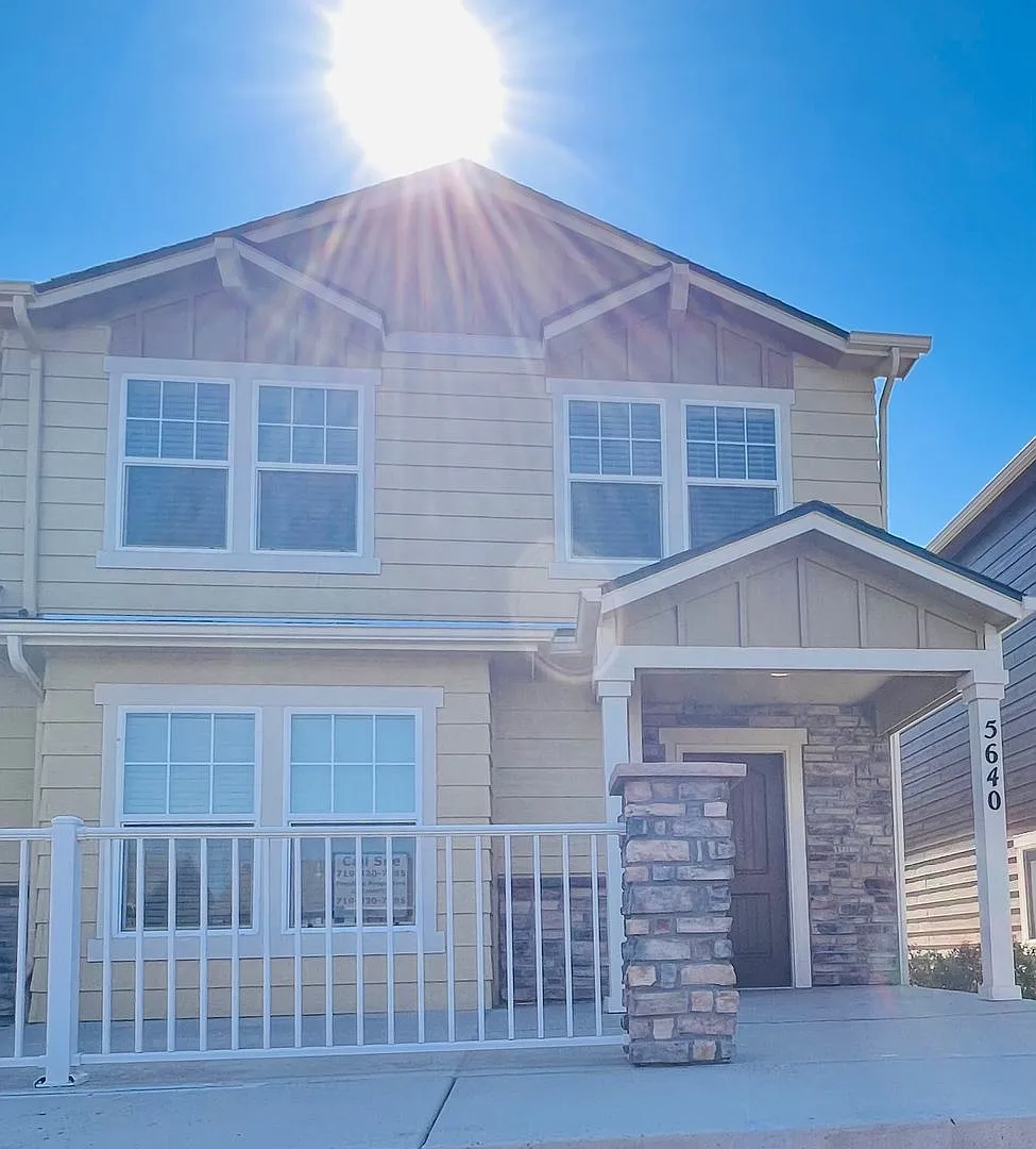 Beautiful End-Unit Townhome with Mountain Views — Photo 2