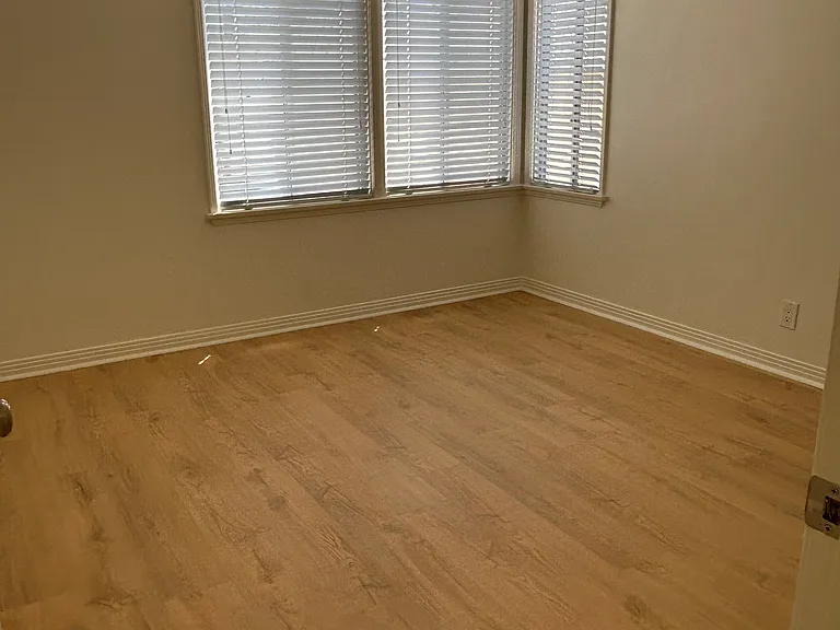 1214 W Victory Blvd — Photo 21