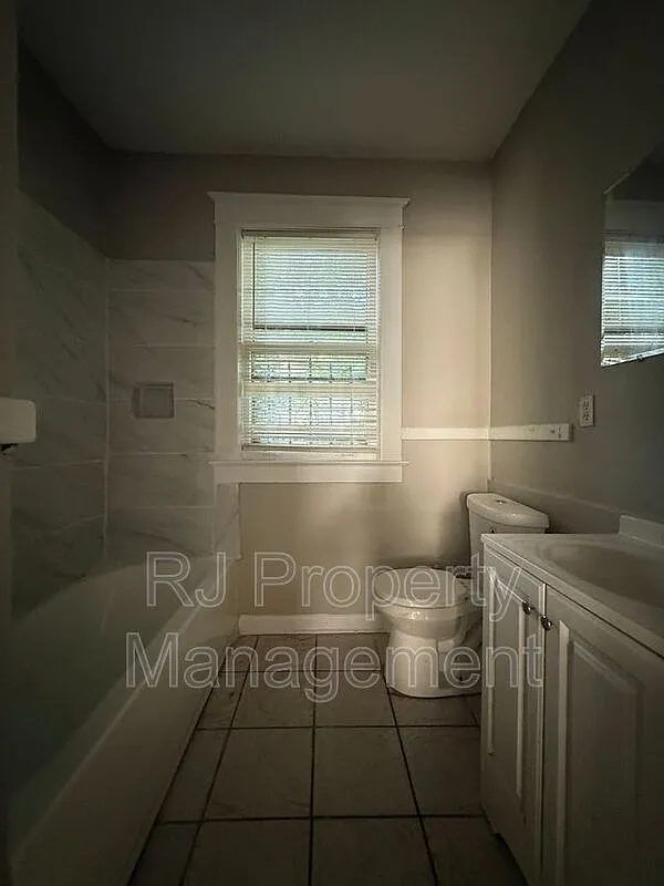 3 bed, 1.0 bath, 1204 sqft, $1,095 — Photo 4