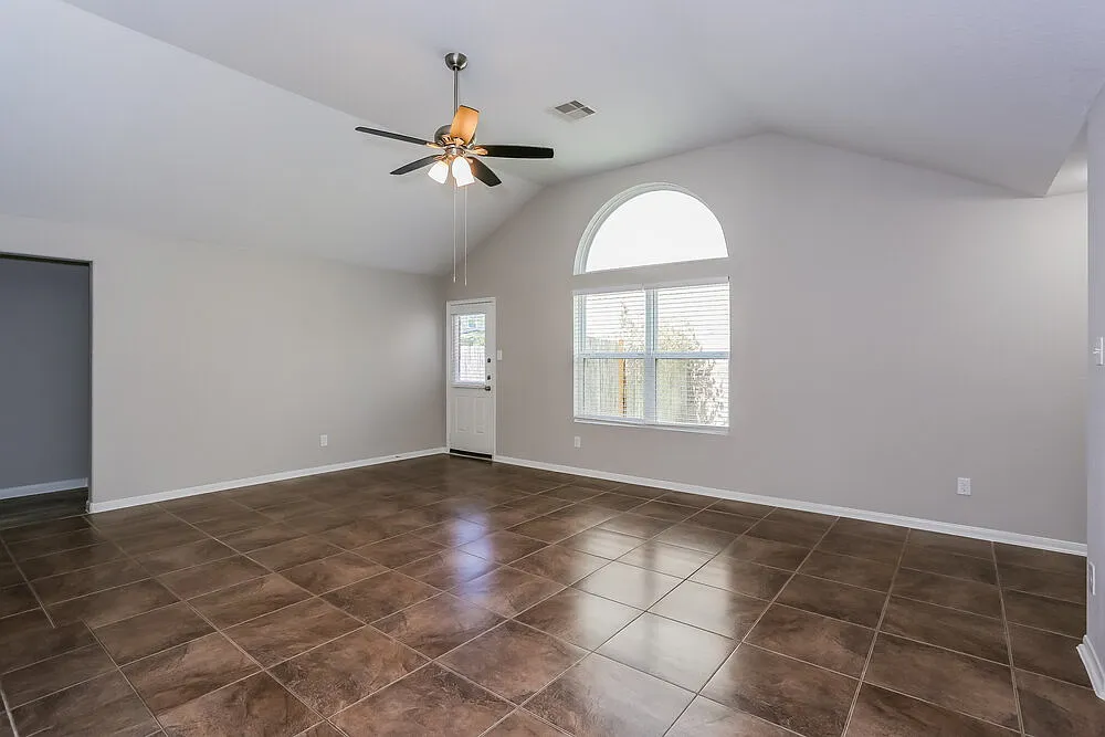 3 bed, 2.0 bath, 1819 sqft, $2,010 — Photo 3