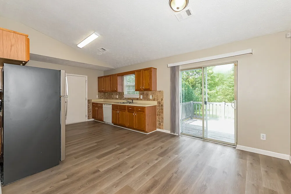 3 bed, 2.0 bath, 1330 sqft, $2,440 — Photo 4