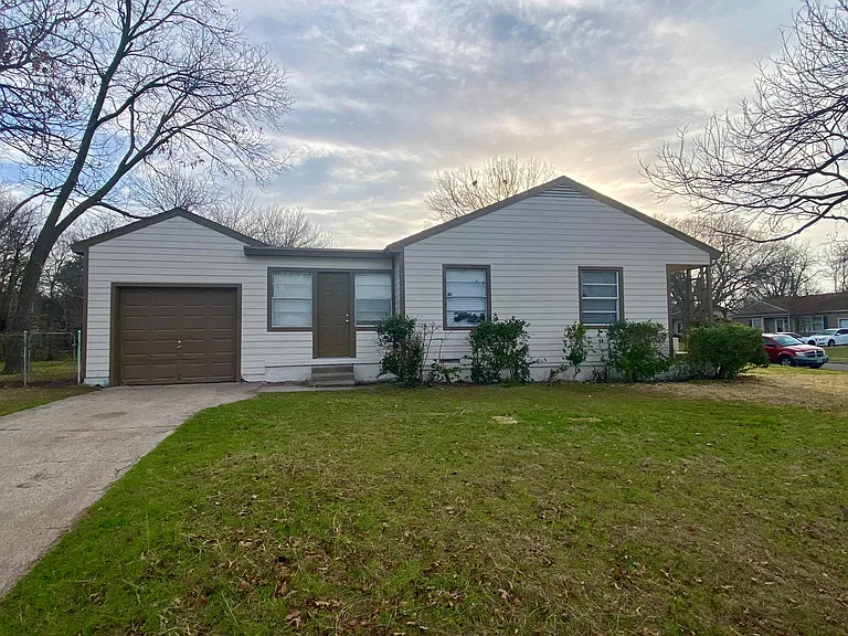 2405 Glengariff Dr — Photo 2