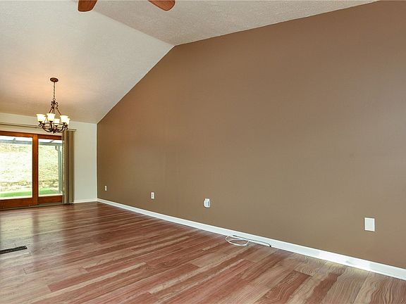 3rd image of 547 Cresthaven Dr