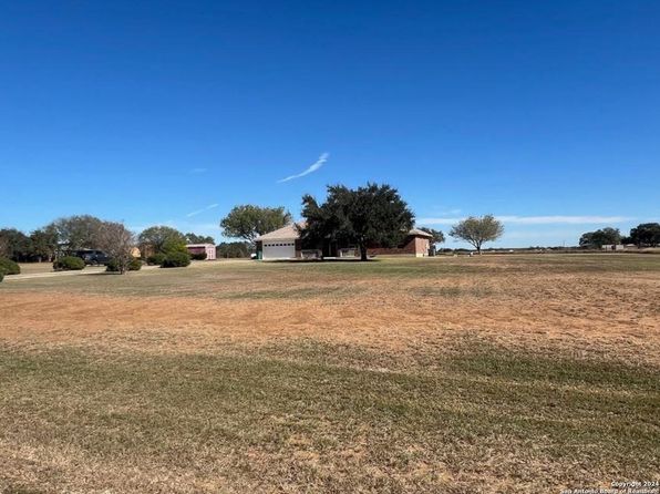677 DEER TRAIL DR, Jourdanton, TX 78026