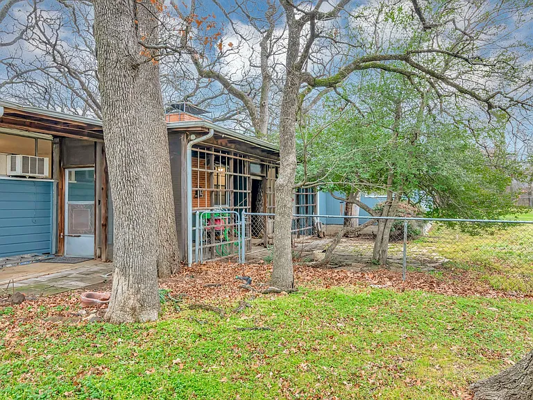 410 Shady Ln — Photo 34