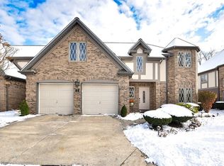 2 Aberdeen Ct, Rocky River, OH 44116