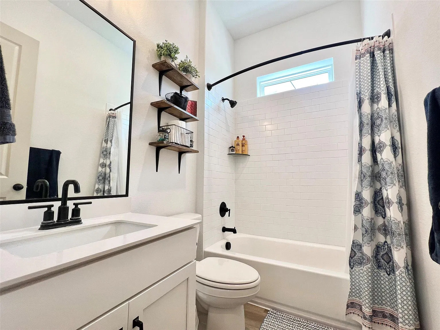 4 bed, 3.0 bath, 2490 sqft, $3,550 — Photo 4