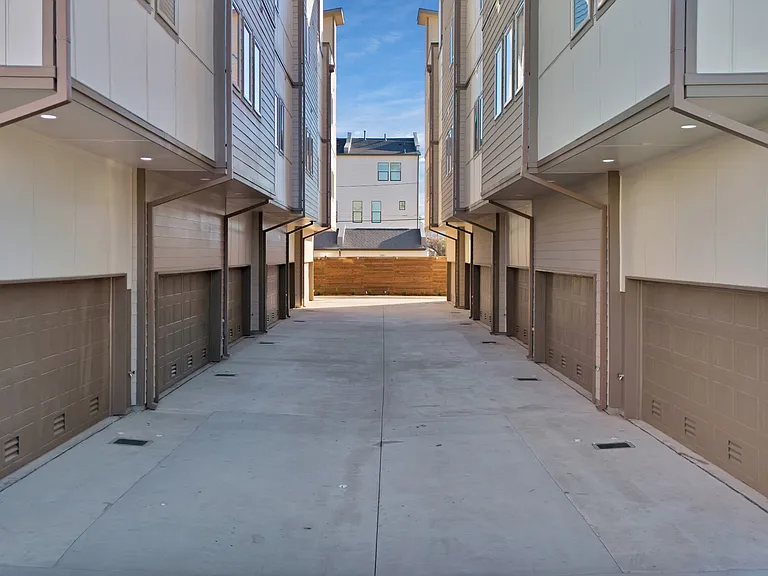 2815 Weisenberger St #201 — Photo 35