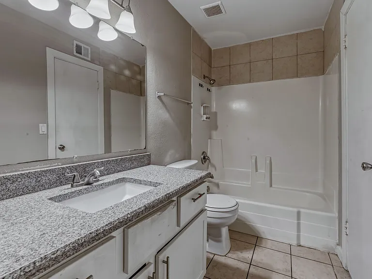 3308 W Loma Ln — Photo 15