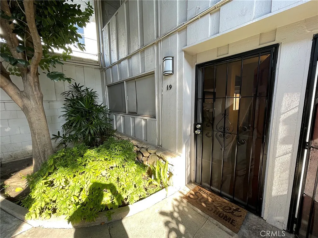 2 bed, 1.5 bath, 841 sqft, $3,395 — Photo 2