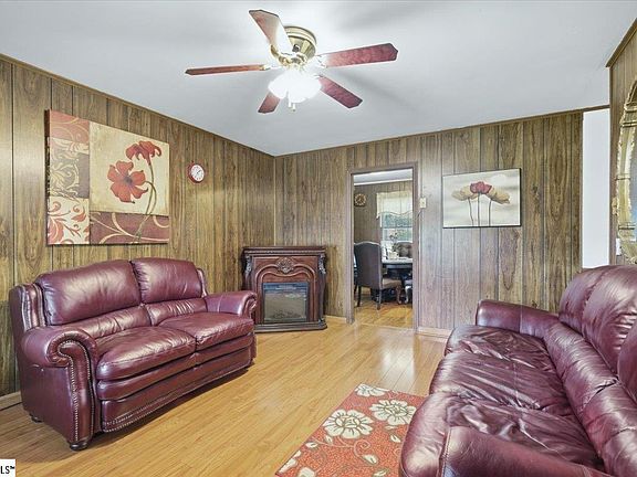 4th image of 103 Beth St