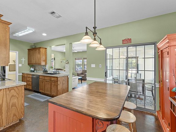 4th image of 325 Bolton Rd