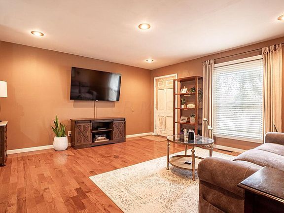 5th image of 537 Rosslyn Ave