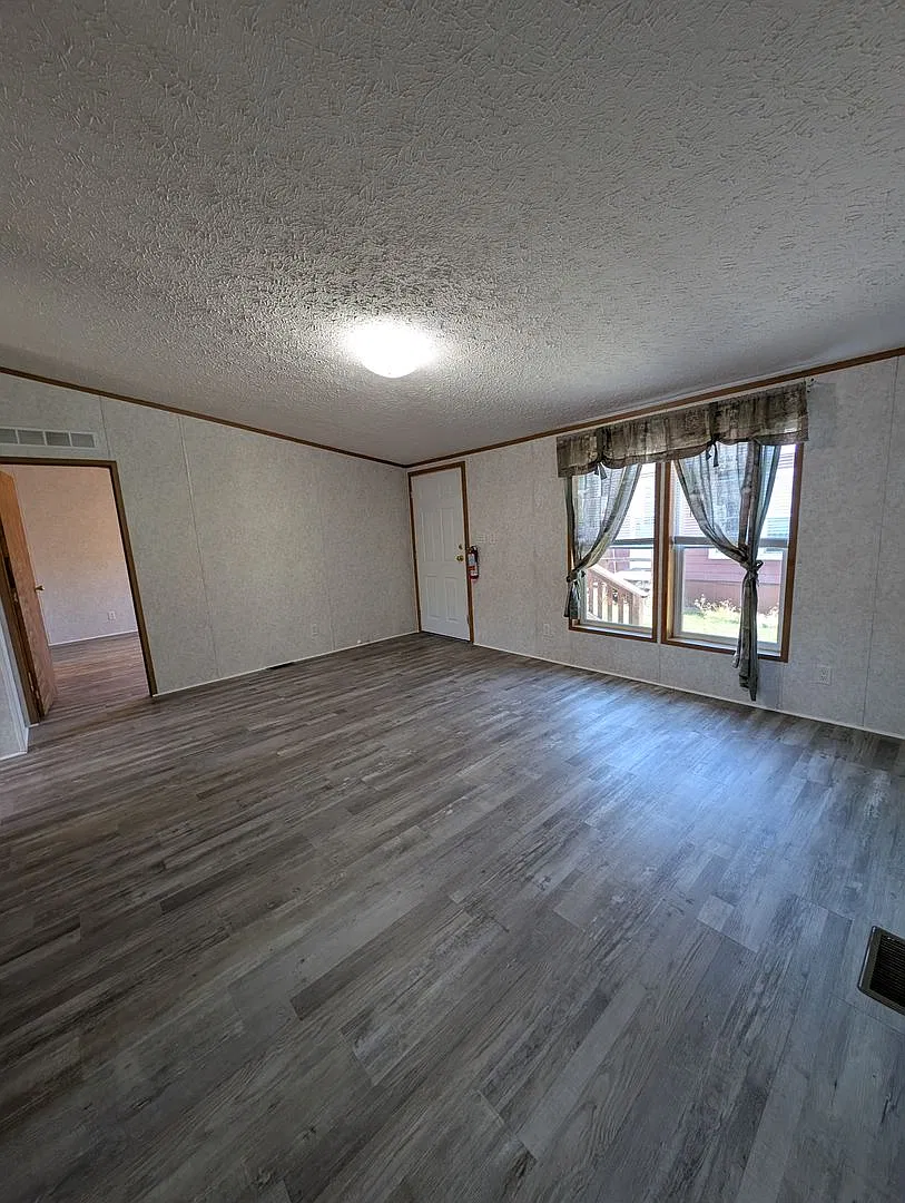 Centrally Located 3 BD 2 BA Modular Home — Photo 4