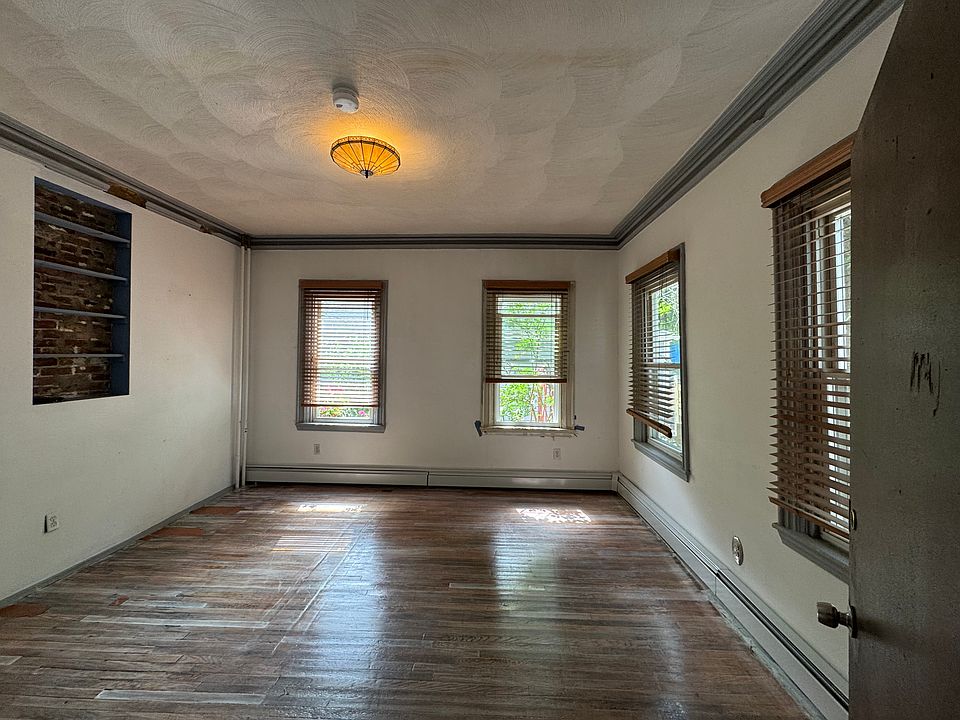 Living Room / Entry