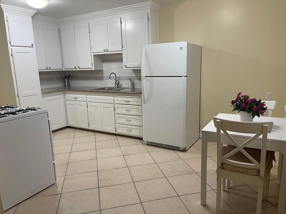Kitchen with great cabinet space