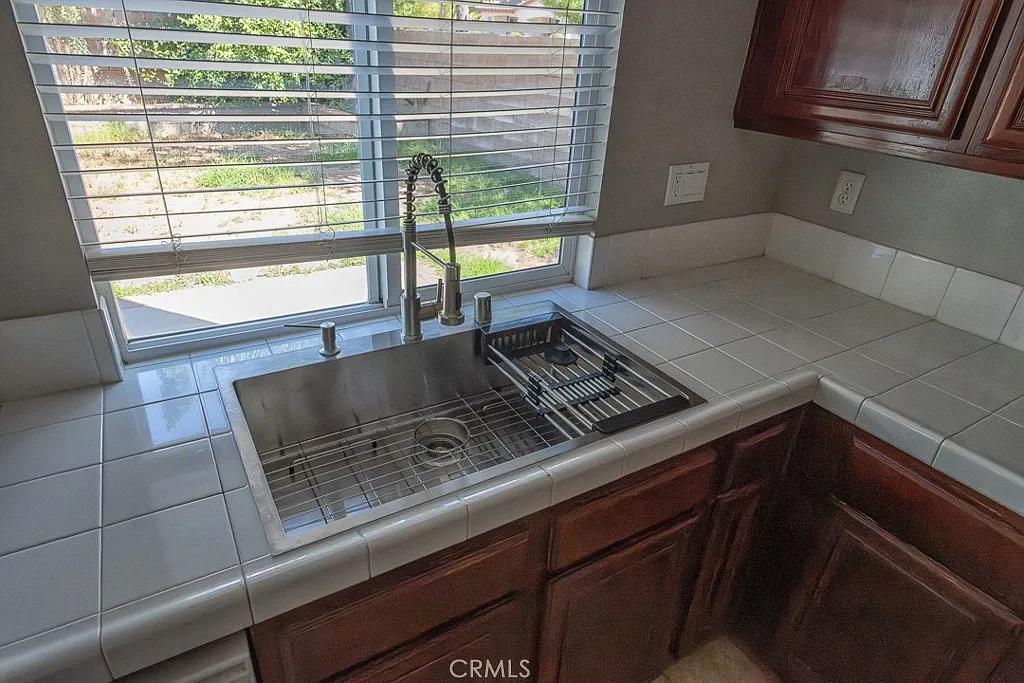 5 bed, 2696 sqft, $3,500 — Photo 2