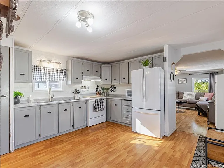 34 Elmdale Cres — Photo 8