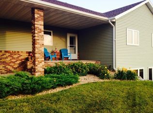 325 Liberty Ln, Horace, ND 58047