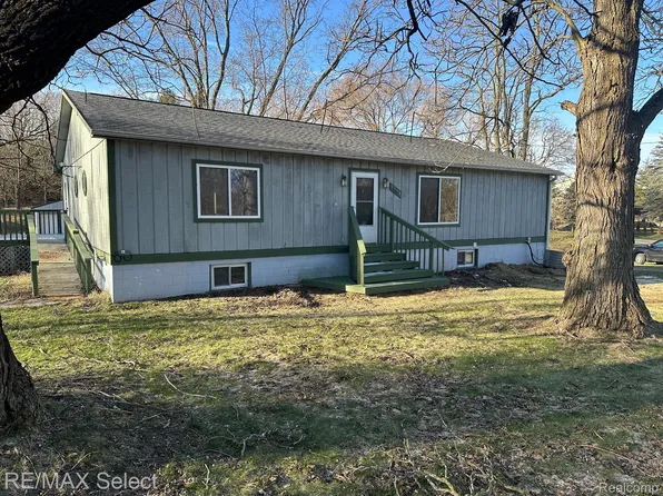 9354 White Lake Rd, Fenton, MI 48430