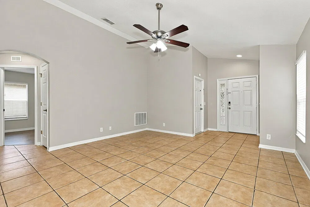 3 bed, 2.0 bath, 1335 sqft, $2,060 — Photo 3