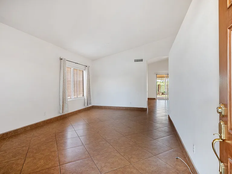 680 S Lucinda Dr — Photo 2