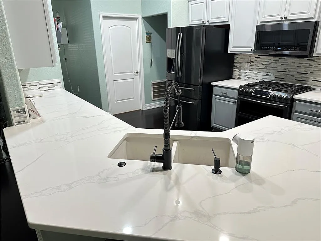4 bed, 2.0 bath, 2333 sqft, $2,400 — Photo 3