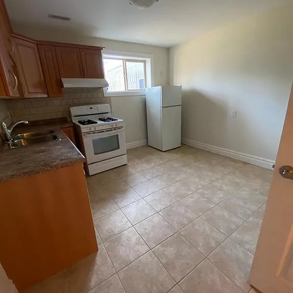 4518 Helsinki Cres — Photo 6