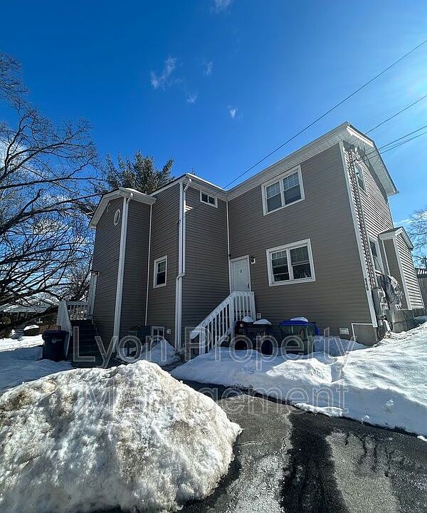 1st image of 946 Admiral St APT 2