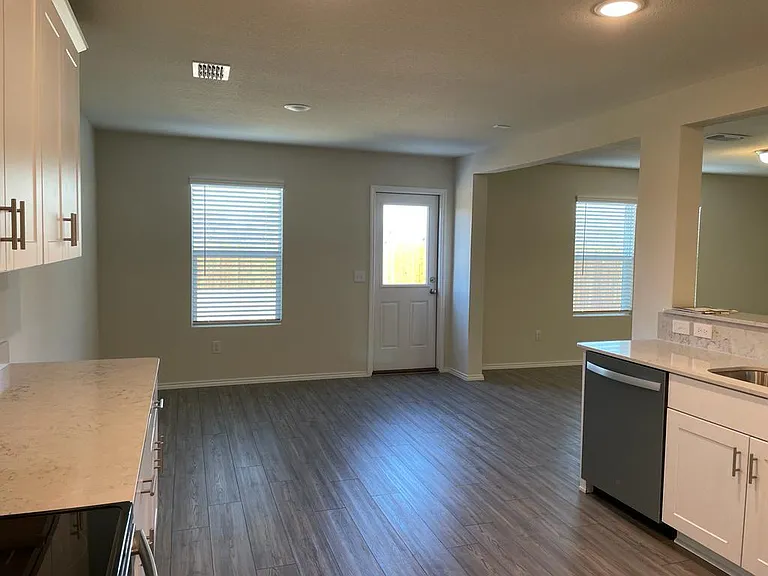 366 Lake Erie Dr — Photo 15