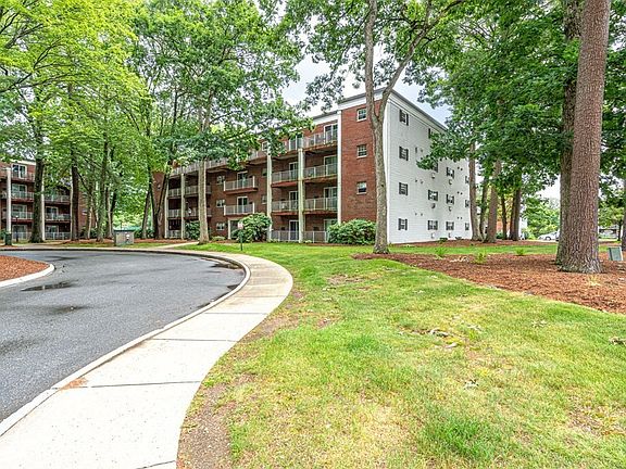 3rd image of 55 Greentree Ln APT 44