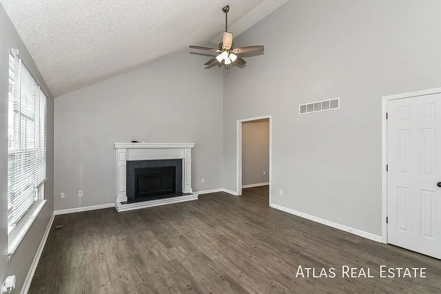 Amazing and renovated 4 Bed/3 Bath home located in Raymore! Coming soon — Photo 4