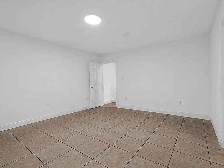 14500 NE 2nd Ave #1 — Photo 6