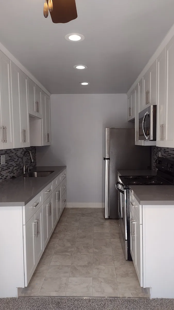 Kitchen middle view - 175 Sierra Dr #102
