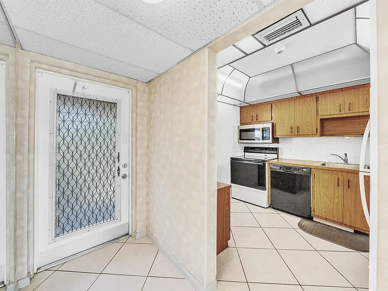 1035 Country Club Dr #407 — Photo 31