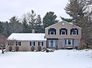 29 Old Farm Rd, Orchard Park, NY 14127