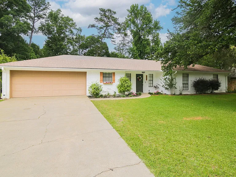413 Woodway Ln — Photo 1